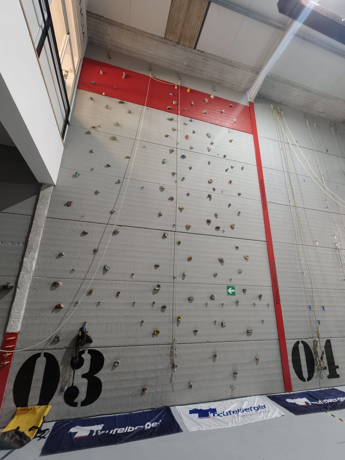 Muro de escalada con vías numeradas